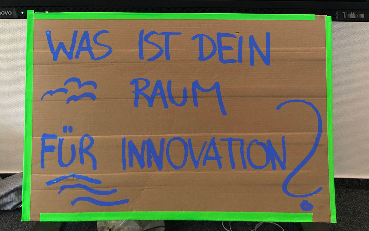 Pappe mit der Aufschrift: Was ist dein Raum für innovation